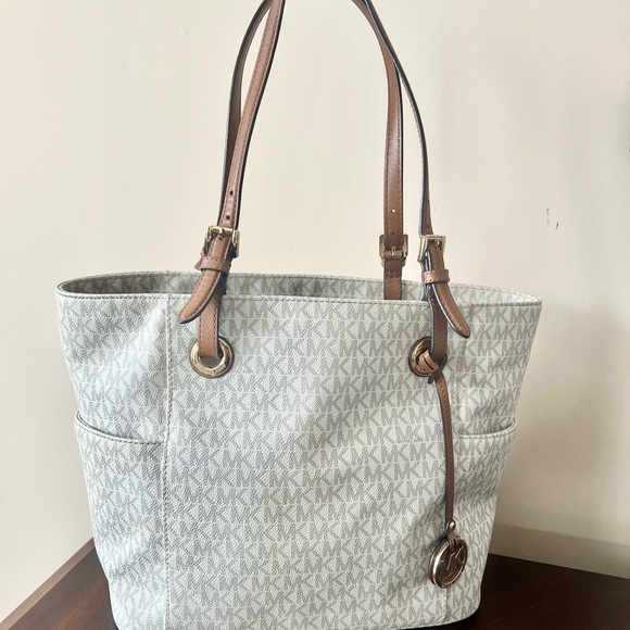 Michael Kors White/Ivory Tote, excellent condition. - Picture 2 of 2